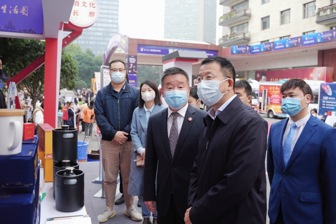 ag亚娱集团领导赴2022锦江宾馆酒类商务洽谈会现场检查指导工作