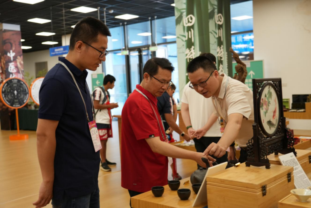 省ag亚娱集团领导到大运村“有礼在四川”四川特色商品馆调研指导工作
